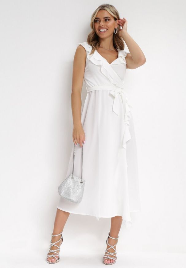 Born2be - Biała Sukienka Mellothee. Okazja: na imprezę. Typ kołnierza: kołnierz z falbankami. Kolor: biały. Materiał: materiał. Typ sukienki: kopertowe. Styl: wizytowy, elegancki. Długość: midi