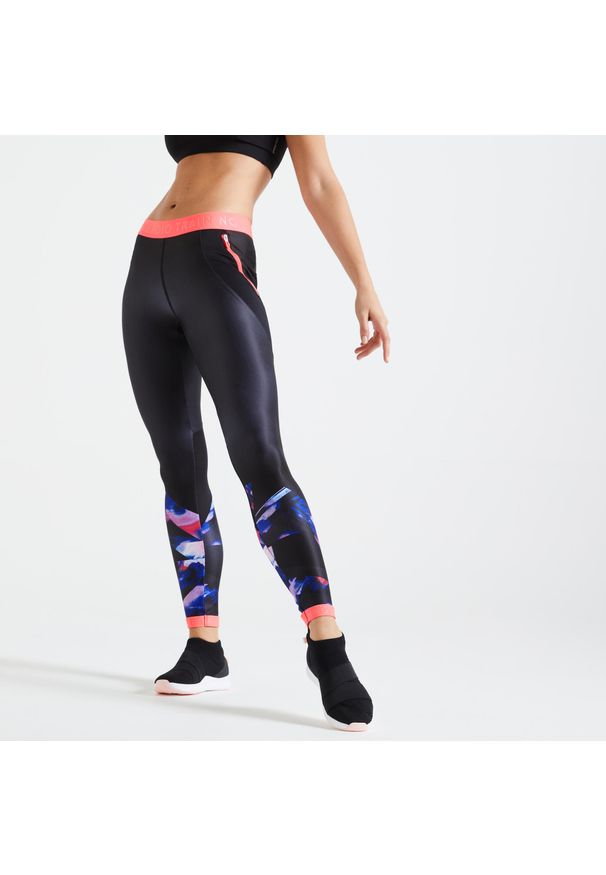 DOMYOS - Legginsy fitness Domyos FTI 500. Kolor: różowy, wielokolorowy, czerwony, czarny. Materiał: elastan, poliester, materiał, skóra. Wzór: nadruk. Sport: fitness