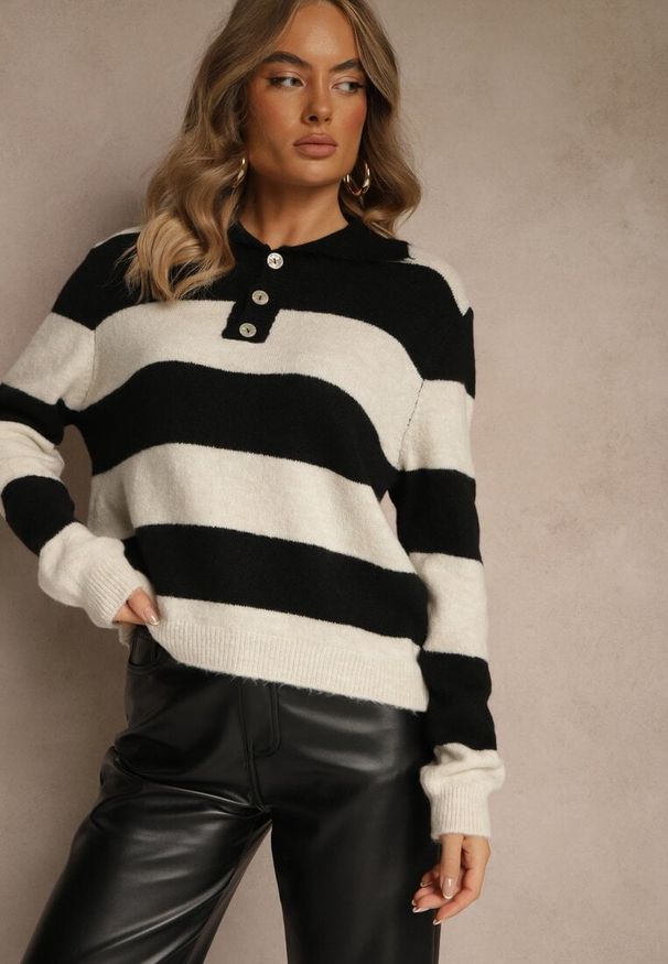 Renee - Czarny Pasiasty Sweter z Dodatkiem Wełny z Kołnierzykiem i Guzikami Tiarresa. Typ kołnierza: kołnierzyk klasyczny. Kolor: czarny. Materiał: wełna. Styl: klasyczny