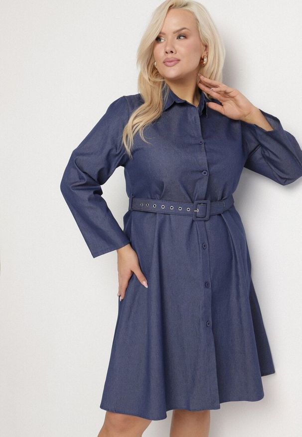 Born2be - Granatowa Rozkloszowana Sukienka z Bawełną Koszulowa z Paskiem i Kieszeniami Lilsemi. Okazja: na co dzień. Kolekcja: plus size. Kolor: niebieski. Materiał: bawełna. Typ sukienki: koszulowe. Styl: casual