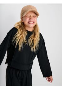Sinsay - Prążkowana bluza crewneck z polarem wewnątrz - czarny. Kolor: czarny. Materiał: polar, prążkowany #1