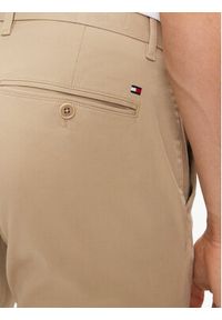 TOMMY HILFIGER - Tommy Hilfiger Chinosy Bleecker MW0MW26619 Beżowy Slim Fit. Kolor: beżowy. Materiał: bawełna