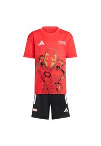 Zestaw Adidas Marvel Iron-Man T-Shirt. Okazja: na uczelnię. Kolor: czerwony, biały, wielokolorowy. Materiał: dresówka. Wzór: motyw z bajki