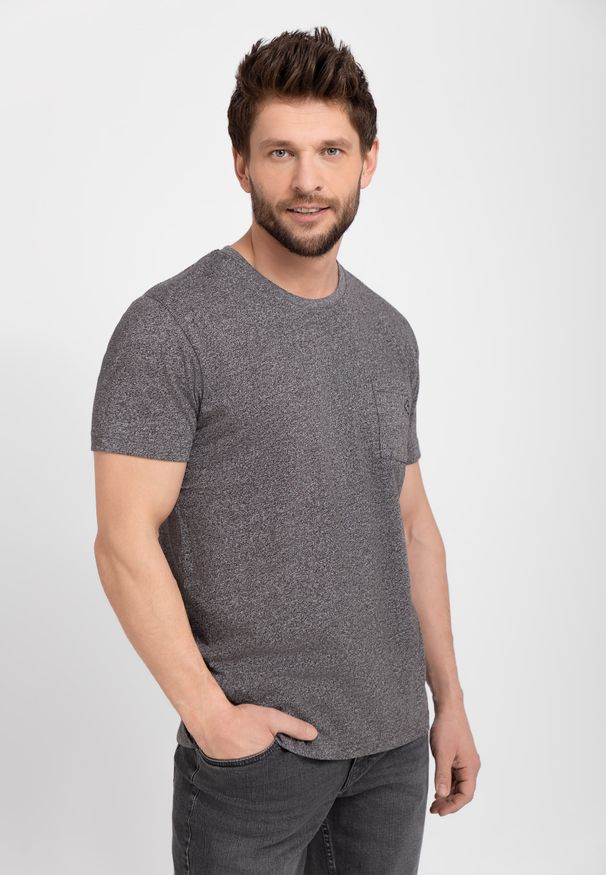 Volcano - T-shirt z kieszonką T-MEIL. Okazja: na co dzień. Materiał: włókno, bawełna, skóra, materiał. Długość rękawa: krótki rękaw. Długość: krótkie. Wzór: melanż. Sezon: lato. Styl: casual, klasyczny, sportowy, wizytowy