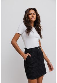 Marsala - Mini spódniczka ze strukturalnej tkaniny w kolorze czarnym - EVORA MINI-XL. Okazja: na co dzień. Kolor: czarny. Materiał: tkanina. Styl: elegancki, casual