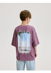 Reserved - T-shirt oversize z kieszonką - fioletowy. Kolor: fioletowy. Materiał: bawełna, dzianina