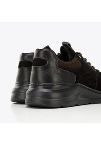 Wittchen - Męskie sneakersy na lekkiej podeszwie czarne. Okazja: na co dzień. Nosek buta: okrągły. Kolor: czarny. Materiał: skóra, nubuk. Wzór: jednolity #3