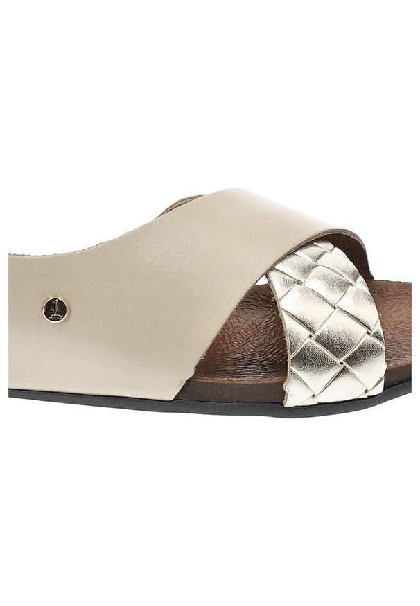 Sandały damskie Lemar, naturalna skóra licowa z szerokim paskiem na przodzie regulowanym paskiem z tyłu, beżowe Bari złoto, 40141 BF. Okazja: na co dzień. Zapięcie: rzepy, pasek. Kolor: beżowy. Wzór: motyw zwierzęcy, grochy. Materiał: skóra. Sezon: lato. Obcas: na obcasie. Styl: casual, boho. Wysokość obcasa: niski