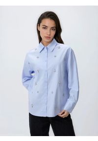 Reserved - Koszula z błyszczącymi aplikacjami - jasnoniebieski. Kolor: niebieski. Materiał: tkanina, bawełna. Wzór: aplikacja #1