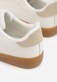 Renee - Beżowo-Białe Sneakersy w Stylu Tenisówek z Paskami Danareth. Okazja: na co dzień. Zapięcie: pasek. Kolor: beżowy #9