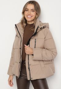 Born2be - Ciemnobeżowa Oversizowa Kurtka z Pikowanymi Przeszyciami i Kapturem Galimea. Okazja: na co dzień. Kolor: beżowy. Materiał: jeans, poliester. Wzór: aplikacja. Styl: casual, klasyczny #7