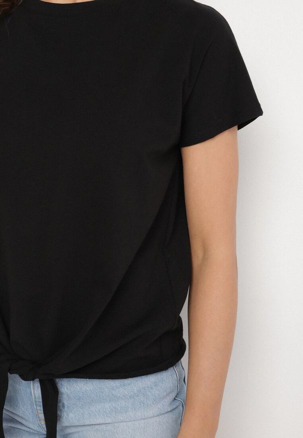 Born2be - Czarny T-shirt z Bawełny z Ozdobnym Wiązaniem Sunitra. Okazja: na co dzień. Kolor: czarny. Materiał: bawełna. Sezon: lato, wiosna. Styl: casual, klasyczny