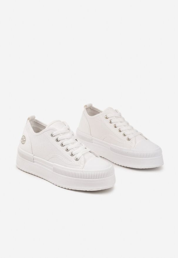 Born2be - Białe Trampki na Grubej Podeszwie Ozdobione Metaliczną Aplikacją Efadelis. Okazja: na co dzień. Kolor: biały. Materiał: jeans. Wzór: aplikacja. Styl: casual