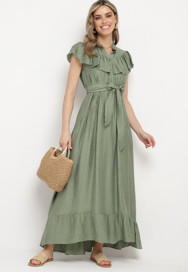 Born2be - Zielona Rozkloszowana Sukienka z Wiskozą Ozdobiona Falbankami Zapinana na Guziki z Dodatkowym Materiałowym Paskiem Ganesia. Okazja: na imprezę. Typ kołnierza: kołnierz z falbankami. Kolor: zielony. Wzór: aplikacja. Typ sukienki: rozkloszowane. Materiał: wiskoza, materiał. Długość rękawa: krótki rękaw. Sezon: lato. Styl: elegancki