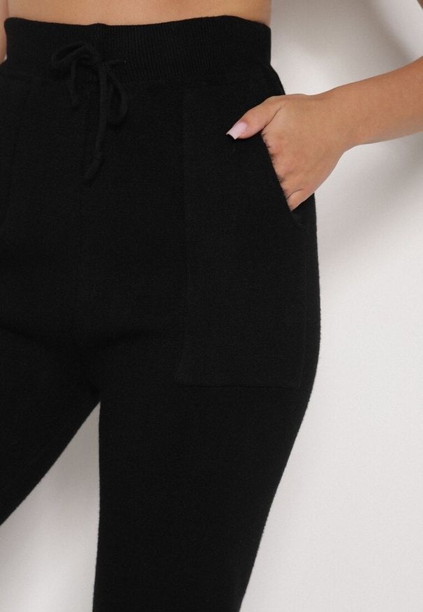 Born2be - Czarne Sweterkowe Spodnie z Wełną z Ozdobnymi Kieszeniami Monilana. Okazja: na co dzień. Kolor: czarny. Materiał: wełna. Styl: casual
