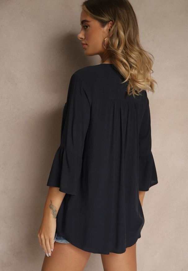 Renee - Granatowa Bluzka z Wiskozy Ozdobiona Falbankami Ralivia. Okazja: na co dzień. Typ kołnierza: kołnierz z falbankami. Kolor: niebieski. Materiał: wiskoza. Wzór: aplikacja. Styl: casual