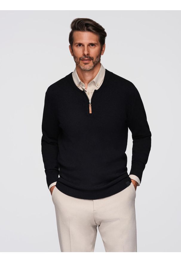 Ombre Clothing - Męski sweter z wiskozą i rozpinanym dekoltem – czarny V2 - Rozmiar: XL. Typ kołnierza: kołnierzyk stójkowy. Kolor: czarny. Materiał: wiskoza. Wzór: aplikacja, gładki, ze splotem. Styl: elegancki