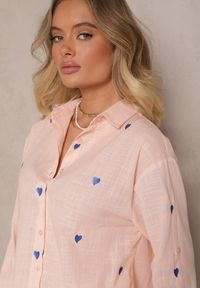 Renee - Różowa Bawełniana Koszula w Serca Elearose. Okazja: na co dzień. Kolor: różowy. Materiał: bawełna. Długość: długie. Styl: klasyczny, casual, elegancki