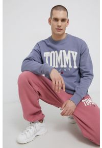 Tommy Jeans Bluza męska kolor fioletowy z aplikacją. Kolor: fioletowy. Materiał: bawełna. Wzór: aplikacja
