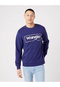 Wrangler - WRANGLER FRAME LOGO CREW MĘSKA BLUZA LOGO NADRUK BLUE W662HAB51. Wzór: nadruk