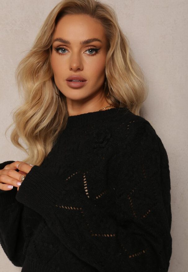 Renee - Czarny Sweter o Klasycznym Fasonie Ozdobiony Kwiatami 3D z Tkaniny Loraxis. Kolor: czarny. Materiał: tkanina. Wzór: aplikacja, kwiaty. Styl: klasyczny