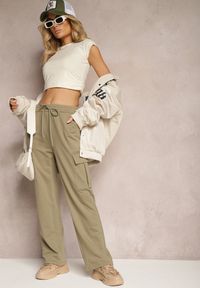 Renee - Zielone Spodnie dresowe z Bawełny z Szerokimi Kieszeniami Cargo Tanelle. Okazja: na co dzień. Stan: podwyższony. Kolor: zielony. Materiał: bawełna, dresówka. Styl: casual