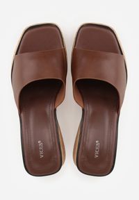 Renee - Brązowe Klapki z Kwadratowym Noskiem VICES na Koturnie z Fakturą Korka Kahliliana. Kolor: brązowy. Wzór: haft. Sezon: lato. Obcas: na koturnie. Styl: boho, wakacyjny, elegancki #4