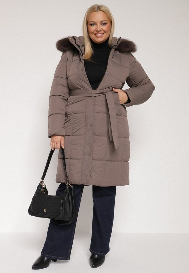 Born2be - Brązowa Pikowana Kurtka z Kapturem z Futrem i Wiązanym Paskiem Mevinatia. Okazja: na co dzień. Typ kołnierza: kaptur. Kolekcja: plus size. Kolor: brązowy. Materiał: futro. Styl: casual, klasyczny