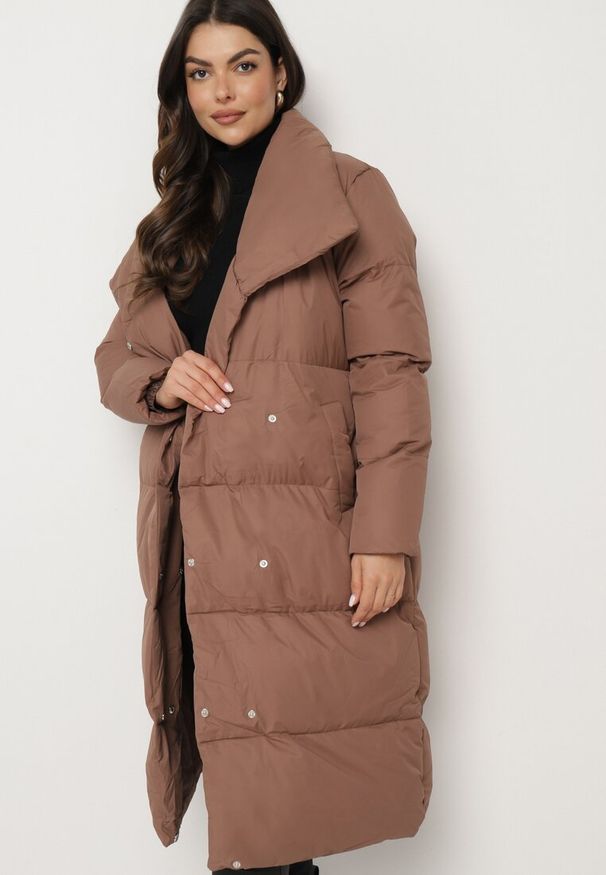 Born2be - Brązowa Kurtka Płaszcz Zapinana na Napy Ukryte pod Plisą z Kieszeniami i Paskiem Ritallas. Okazja: na co dzień, na spacer. Typ kołnierza: kołnierzyk stójkowy. Kolor: brązowy. Materiał: jeans, materiał. Długość: długie. Sezon: zima, jesień. Styl: casual, elegancki