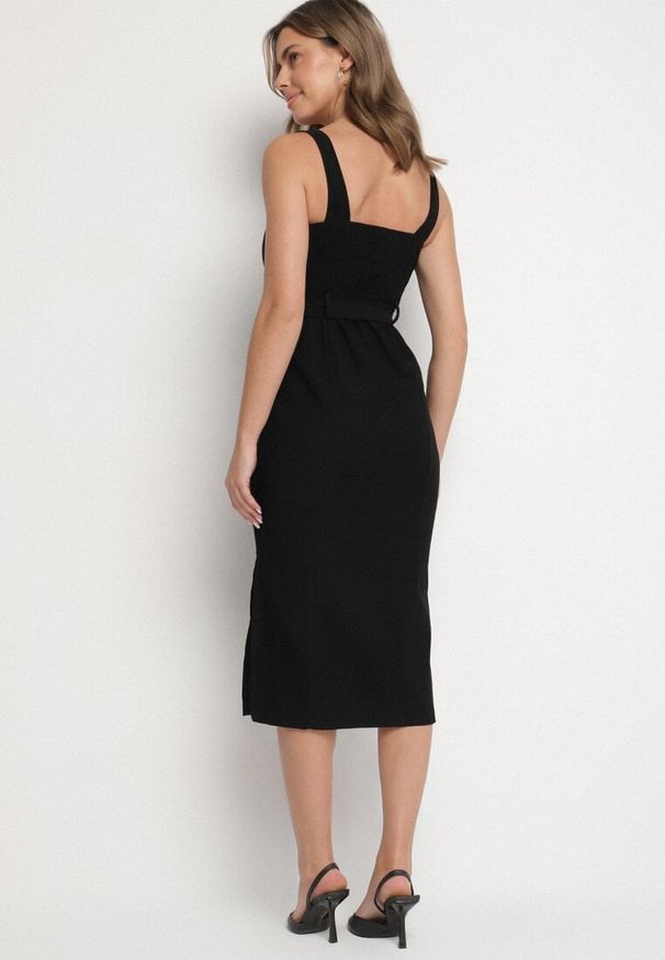 Born2be - Czarna Sukienka z Wiskozą o Dopasowanym Kroju z Rozcięciami i Paskiem Venilra. Okazja: na co dzień. Typ kołnierza: dekolt kwadratowy. Kolor: czarny. Materiał: wiskoza. Długość rękawa: na ramiączkach. Styl: klasyczny, casual, elegancki