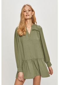 JDY - Jacqueline de Yong - Sukienka. Kolor: zielony. Materiał: tkanina. Długość rękawa: długi rękaw. Wzór: gładki