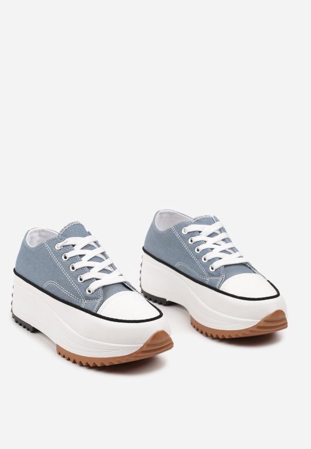 Born2be - Niebieskie Niskie Klasyczne Trampki na Grubszej Podeszwie Nestara. Okazja: na spotkanie biznesowe. Kolor: niebieski. Materiał: jeans. Obcas: na płaskiej podeszwie. Styl: klasyczny