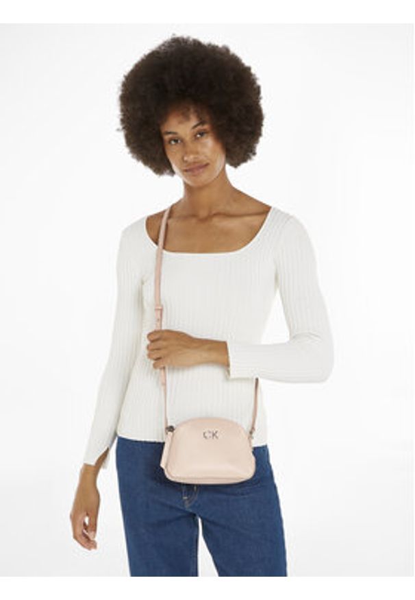 Calvin Klein Torebka Ck Daily Small Dome_Pearlized K60K611880 Szary. Kolor: szary. Materiał: skórzane
