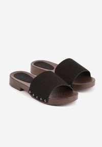 Renee - Czarne Klapki z Nitami po Bokach Xerxathan. Okazja: na co dzień. Kolor: czarny. Styl: casual #8