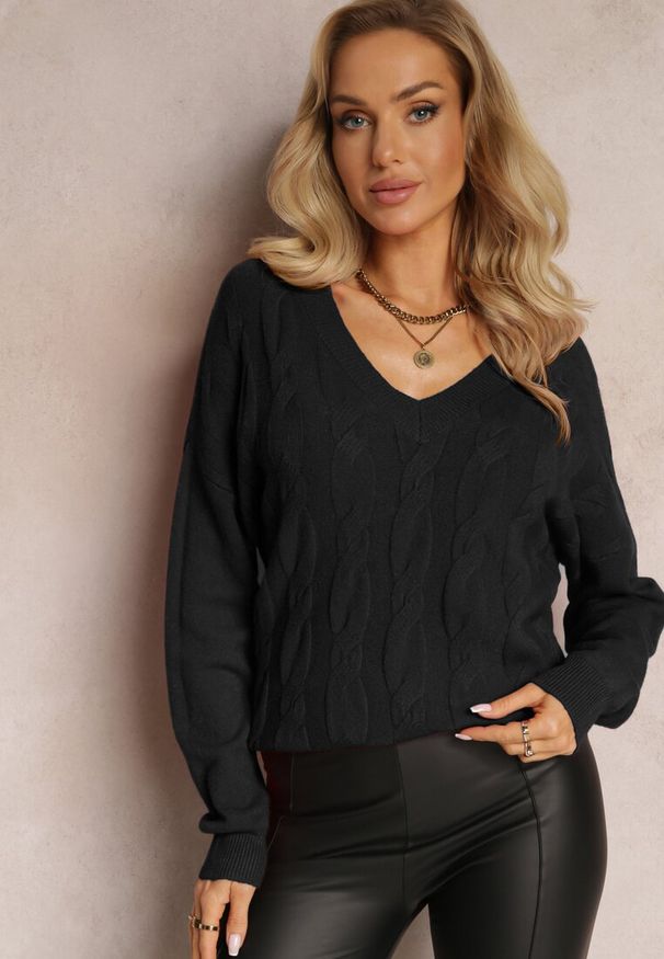Renee - Czarny Sweter o Klasycznym Fasonie z Dekoltem V Ezechiele. Okazja: na co dzień. Typ kołnierza: dekolt w serek. Kolor: czarny. Styl: klasyczny