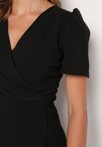 Born2be - Czarna Sukienka Taliowana z Kopertowym Dekoltem i Falbanką Tatania. Okazja: na co dzień. Kolor: czarny. Długość rękawa: krótki rękaw. Typ sukienki: kopertowe. Styl: casual, elegancki, klasyczny #7