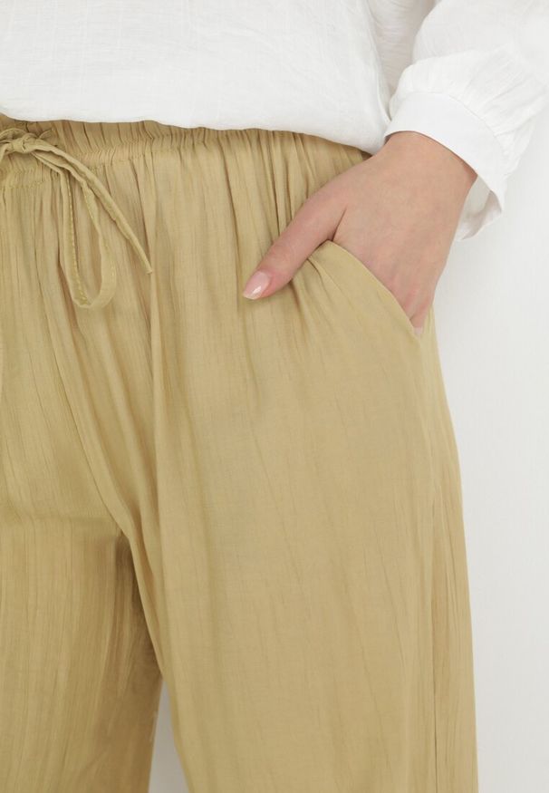 Born2be - Beżowe Spodnie z Gumką w Pasie Angelona. Kolor: beżowy. Materiał: materiał. Sezon: lato