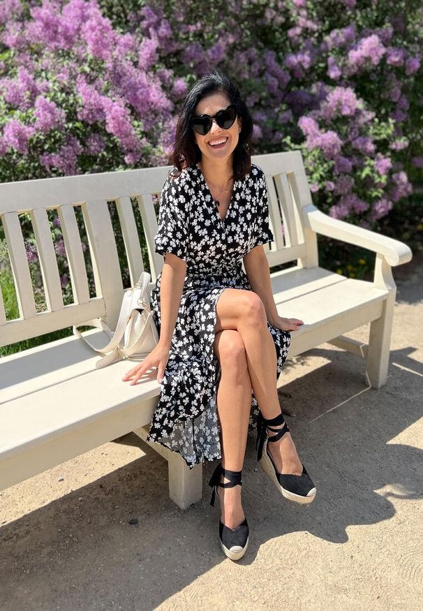 Born2be - Czarna Sukienka Achanie. Typ kołnierza: dekolt w serek. Kolor: czarny. Materiał: wiskoza, materiał. Długość rękawa: krótki rękaw. Typ sukienki: kopertowe, asymetryczne. Długość: maxi