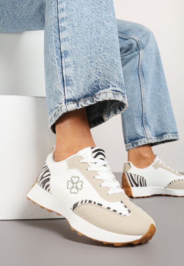 Renee - Beżowo-Białe Sneakersy z Zeberkowym Zdobieniami i Delikatnym Haftem Alisella. Okazja: na co dzień, na spotkanie biznesowe. Kolor: beżowy. Materiał: jeans. Wzór: haft, aplikacja. Obcas: na płaskiej podeszwie