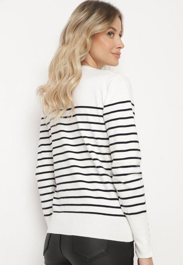 Born2be - Biały Sweter z Bawełną i Wiskozą w Paski Ozdobiona Nitami Vitila. Kolor: biały. Materiał: bawełna, wiskoza. Długość rękawa: długi rękaw. Długość: długie. Wzór: aplikacja, paski. Styl: klasyczny