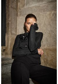 MOODO - Bluzka z ozdobnymi rękawami czarna. Kolor: czarny. Materiał: wiskoza, elastan, poliamid #1