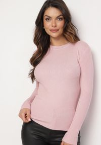 Born2be - Jasnoróżowy Sweter Prążkowany z Cyrkoniami Romivra. Okazja: na co dzień. Kolor: różowy. Materiał: prążkowany. Długość rękawa: długi rękaw. Długość: długie. Styl: casual, elegancki #1