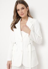 Born2be - Biała Marynarka Jednorzędowa z Ozdobnym Paskiem i Klapami Orianella. Okazja: na spotkanie biznesowe, do pracy. Kolor: biały. Materiał: jeans. Styl: biznesowy, elegancki #5