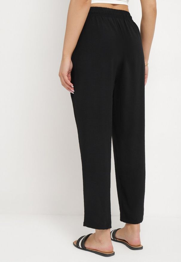 Born2be - Czarne Spodnie Luźne z Kieszeniami i Gumką w Talii oraz Sznurkiem Enivia. Okazja: na co dzień. Kolor: czarny. Styl: elegancki, casual