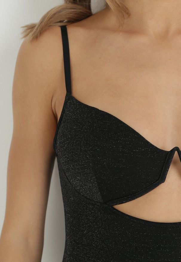 Born2be - Czarna Sukienka Dopasowana z Błyszczącą Nitką Elizia. Kolor: czarny. Materiał: tkanina. Długość rękawa: na ramiączkach. Styl: klasyczny. Długość: mini