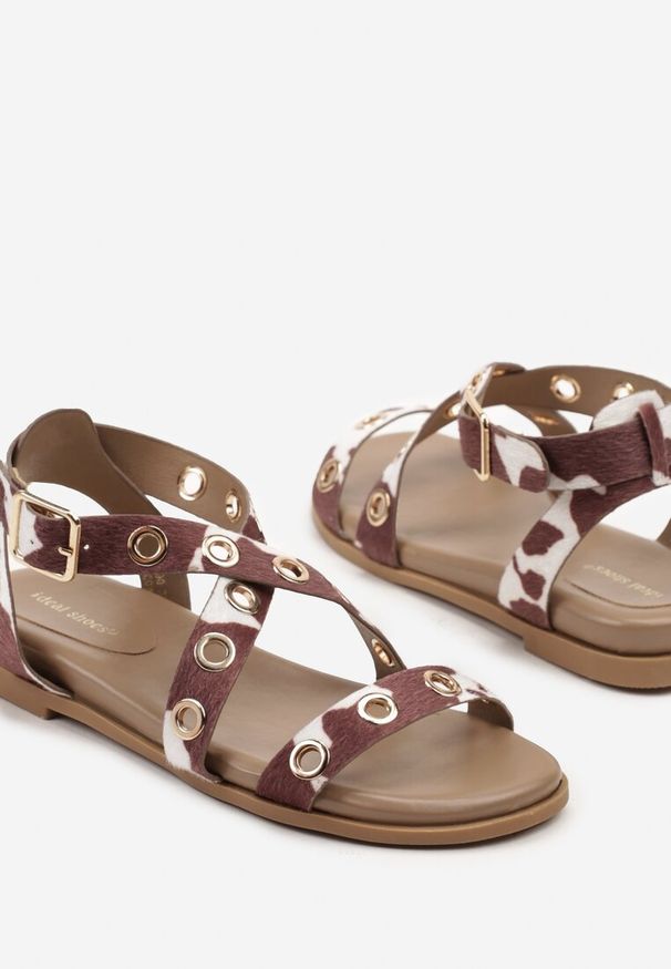 Renee - Brązowo-Białe Sandały w Łaciaty Wzór Ozdobione Metalicznymi Aplikacjami Lenarione. Okazja: na spacer, do pracy. Zapięcie: sprzączka. Kolor: brązowy. Wzór: aplikacja. Sezon: lato. Obcas: na obcasie. Styl: klasyczny. Wysokość obcasa: niski