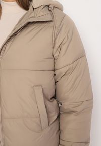 Born2be - Jasnobeżowa Pikowana Kurtka w Stylu Bomberki z Kapturem Mivuna. Okazja: na co dzień. Typ kołnierza: kaptur. Kolor: beżowy. Materiał: jeans. Długość: krótkie. Styl: casual #6