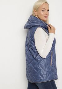 Born2be - Niebieska Pikowana Kamizelka z Odpinanym Kapturem Rilanisa. Okazja: na co dzień. Kolor: niebieski. Materiał: jeans. Styl: klasyczny, casual, elegancki #3