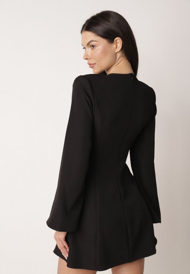 Born2be - Czarna Sukienka VICES o Rozkloszowanym Kroju z Szerokimi Rękawami Natemia. Okazja: na wesele, na ślub cywilny, na imprezę. Kolor: czarny. Materiał: futro. Styl: klasyczny