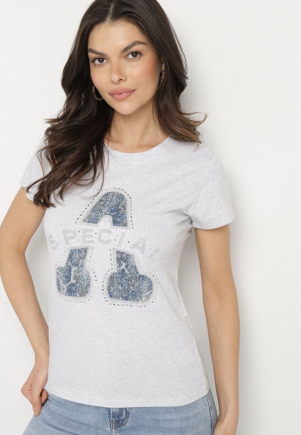 Born2be - Jasnoszary Bawełniany T-shirt Ozdobiony Napisem i Cyrkoniami Isnorea. Okazja: na co dzień. Kolor: szary. Materiał: bawełna. Wzór: aplikacja, napisy. Styl: glamour, casual